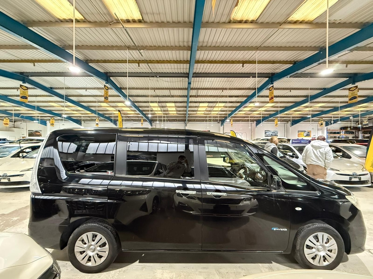 Used Nissan Serena for sale - 77506050: Photo 2