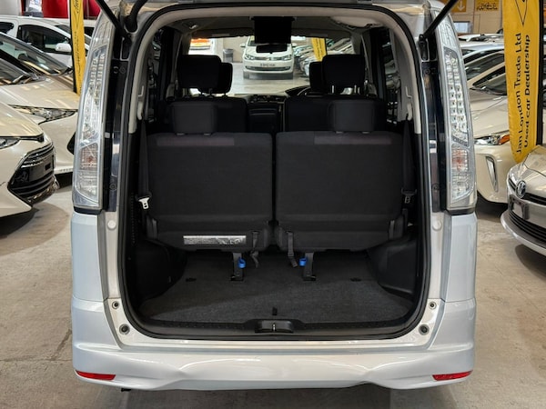 Used Nissan Serena for sale - 76217663: Photo 16