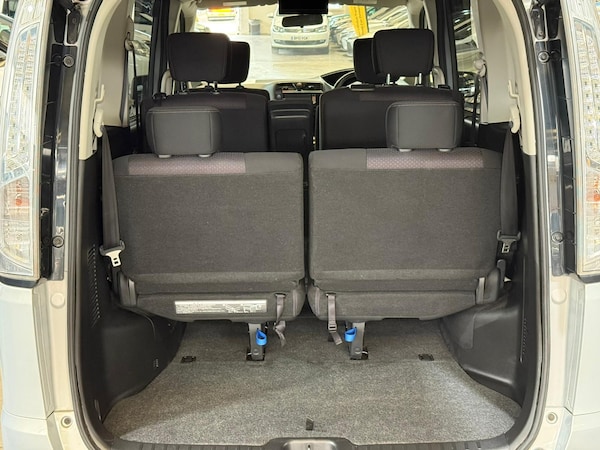 Used Nissan Serena for sale - 76217663: Photo 17