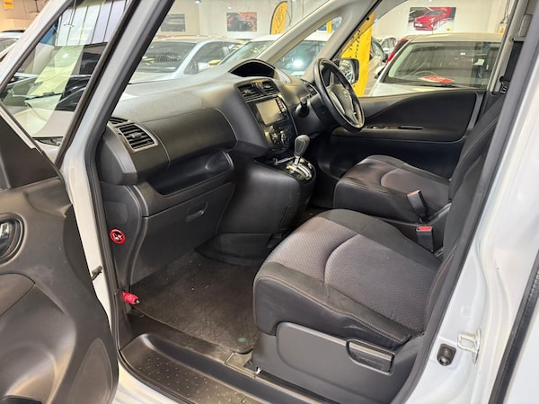 Used Nissan Serena for sale - 76217663: Photo 21