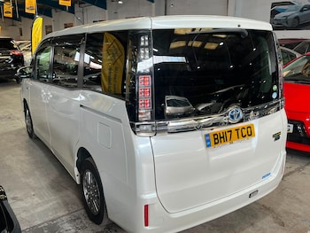 Used Toyota Voxy 2017 for sale - 79539467: Photo