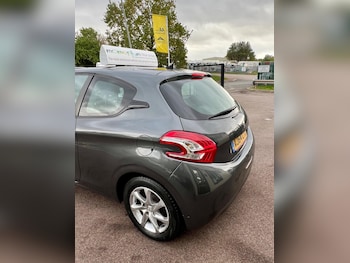 Used Peugeot 208 2014 for sale - 76247037: Photo