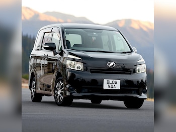 Used Toyota Voxy  for sale - 75592761: Photo
