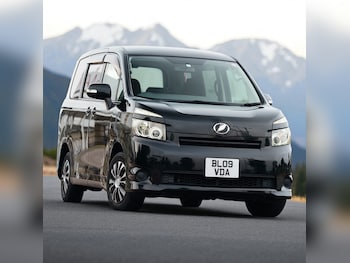 Used Toyota Voxy  for sale - 75592761: Photo