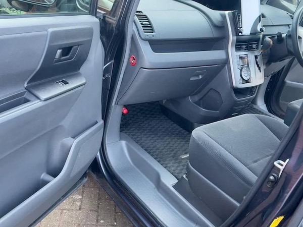 Used Toyota Voxy for sale - 76098094: Photo 9