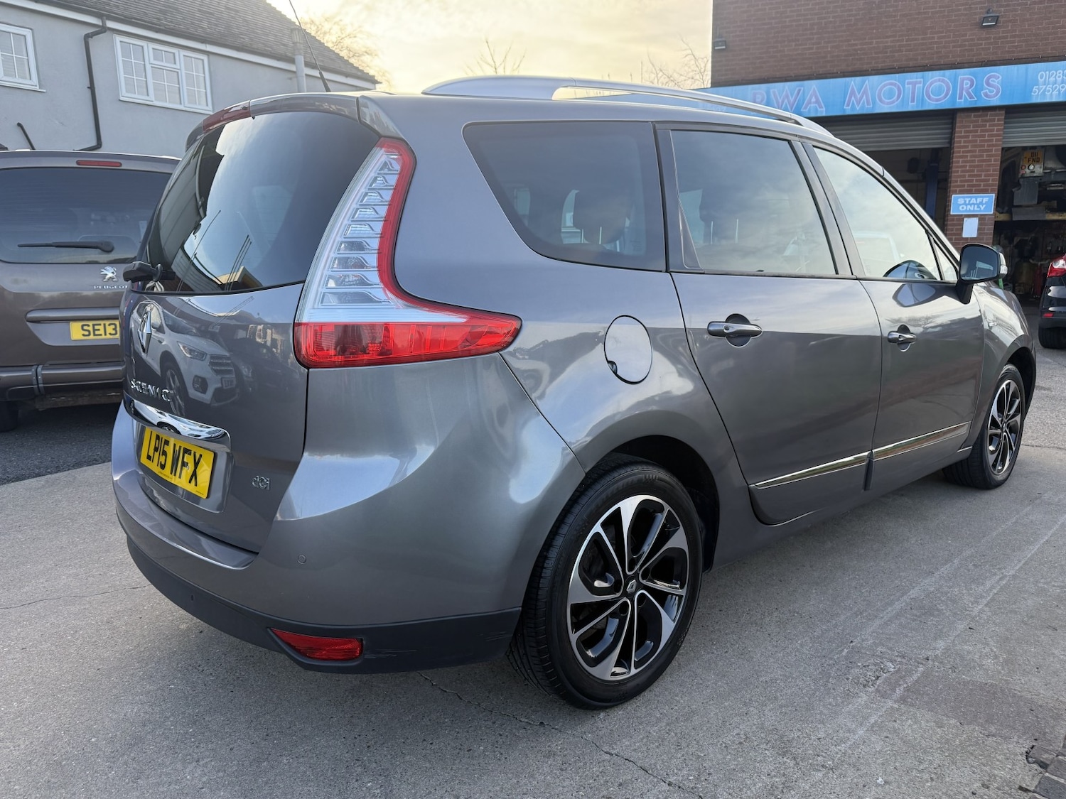 Used Renault Grand Scenic 2015 for sale - 77721276: Photo 5