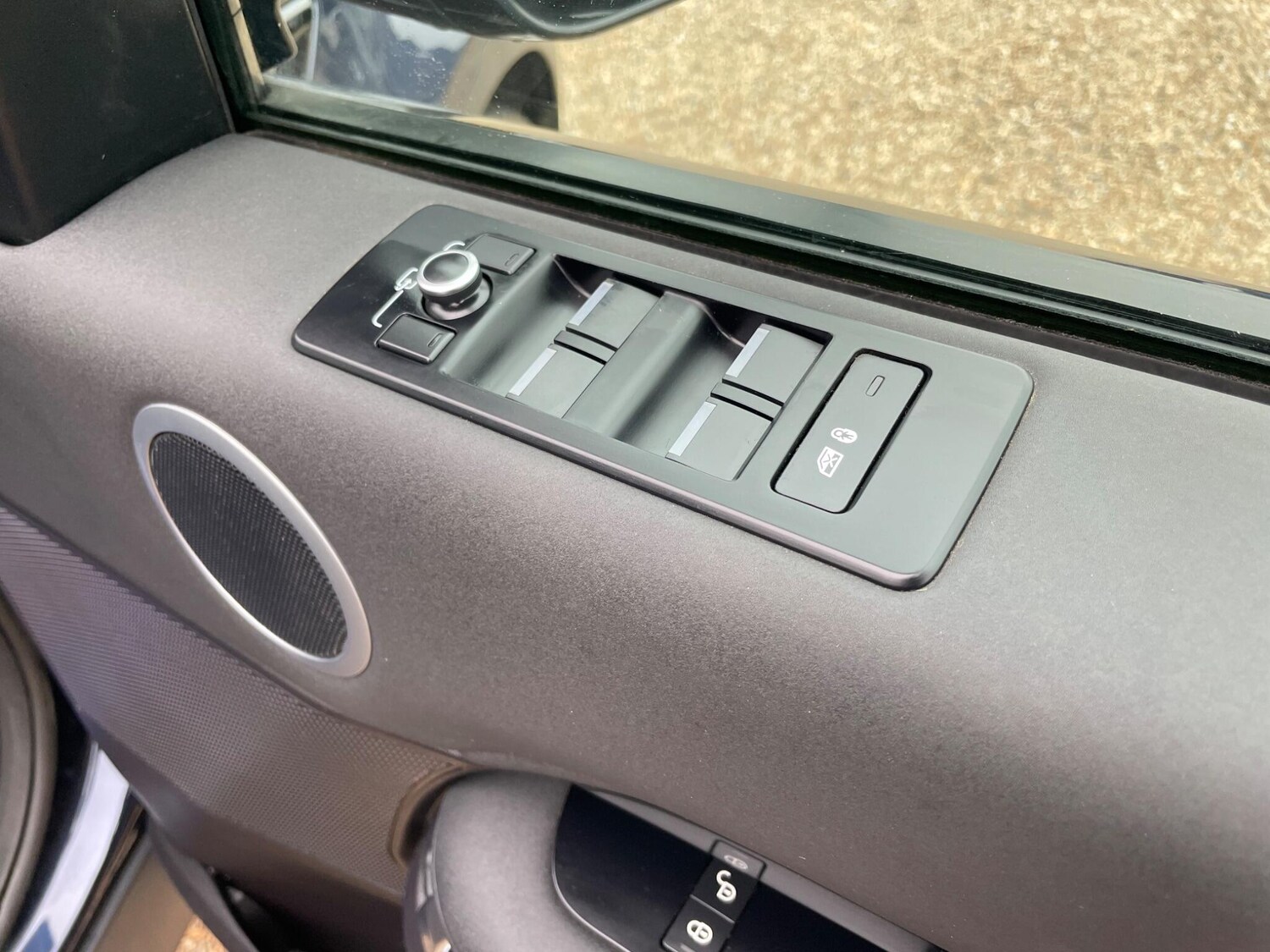 Used Land Rover Discovery 2017 for sale - 77501772: Photo 9