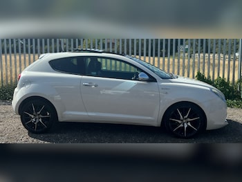 2014 (64) - 1.6 JTDM-2 SPORTIVA WHITE SIX SPEED MANUAL PAN ROOF LOW MILEAGE (77K) 3-Door