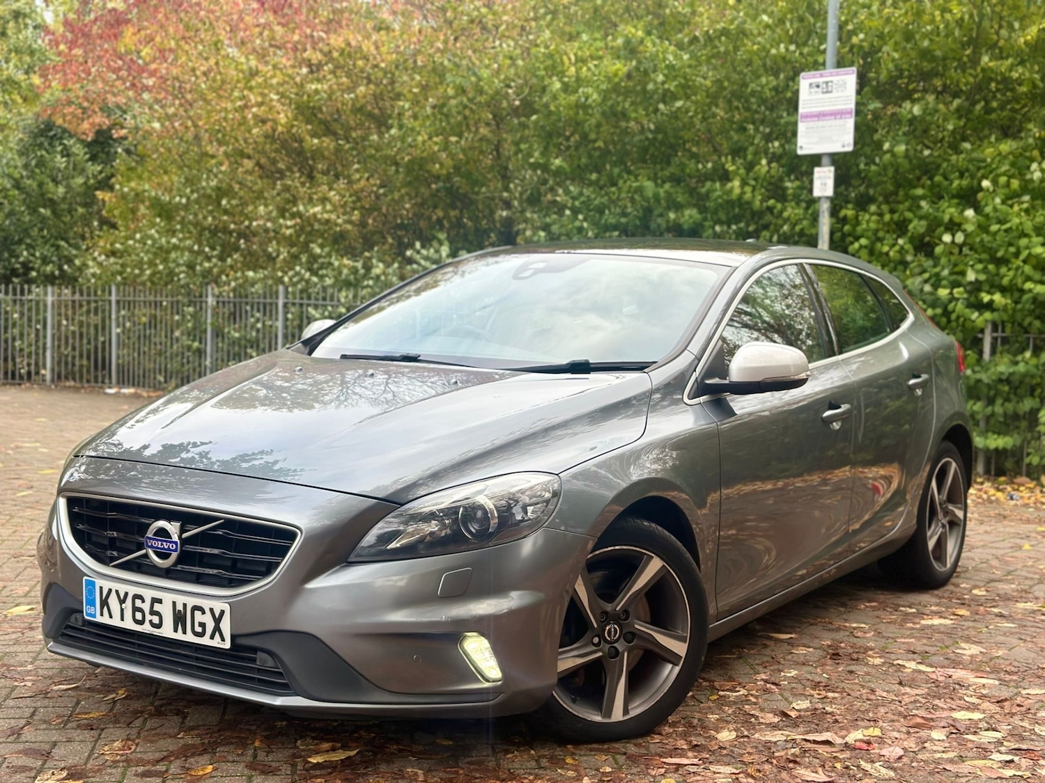Used Volvo V40 2015 for sale - 76355279: Photo 1