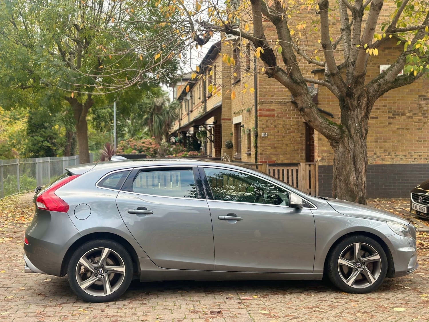 Used Volvo V40 2015 for sale - 76355279: Photo 4