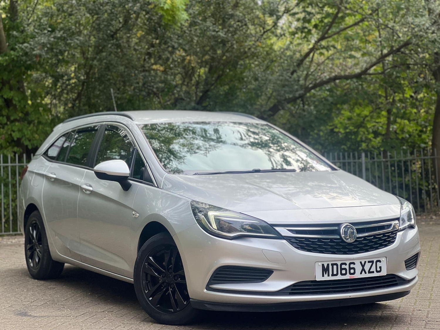 Used Vauxhall Astra 2017 for sale - 76131075: Photo 1