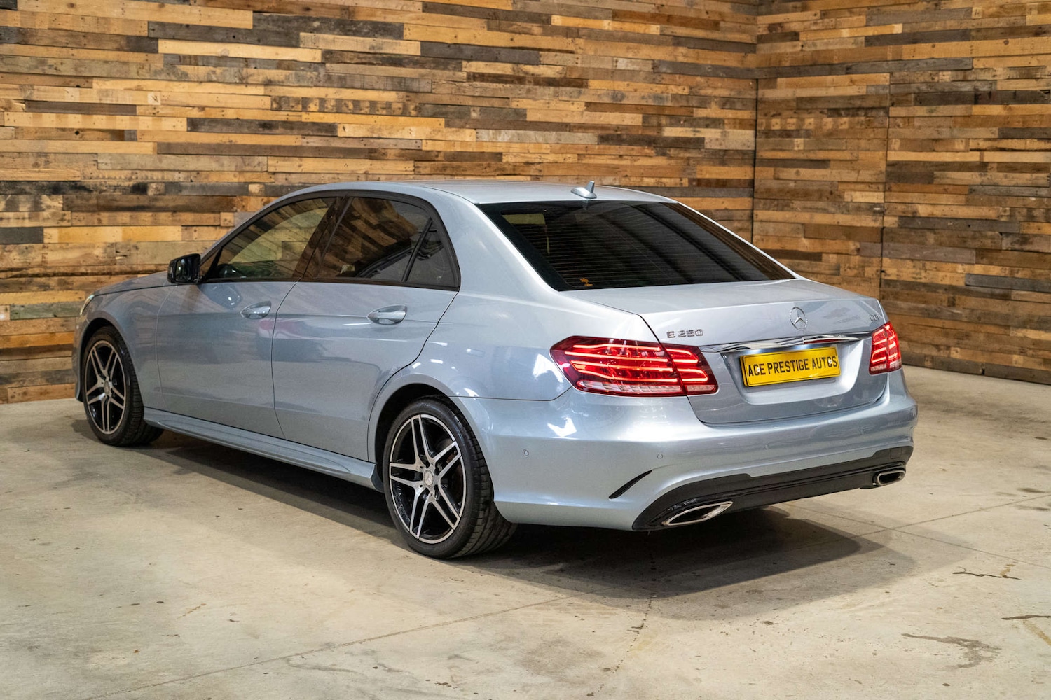 Used Mercedes-Benz E-Class 2015 for sale - 76162633: Photo 2