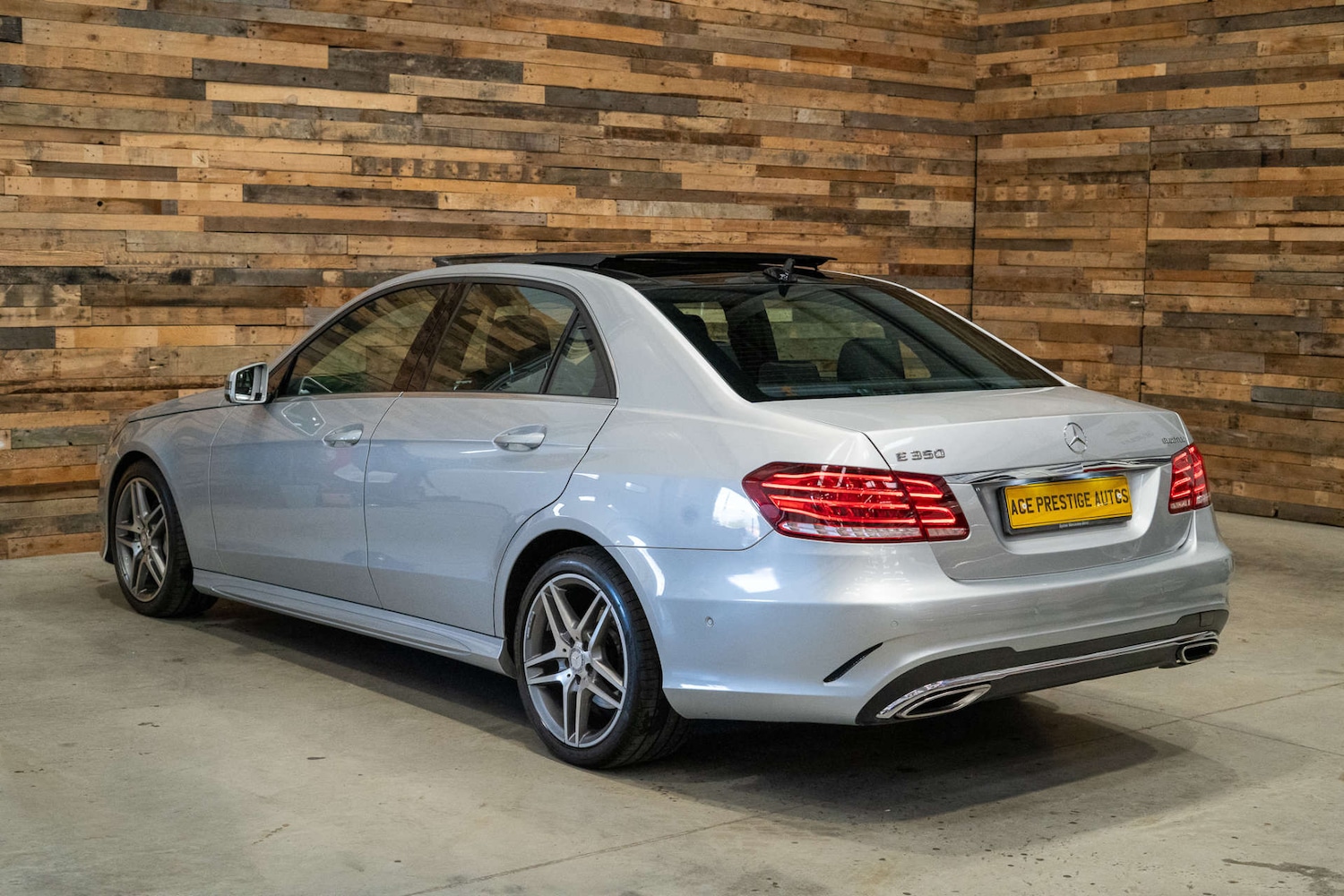 Used Mercedes-Benz E-Class 2015 for sale - 76114466: Photo 2