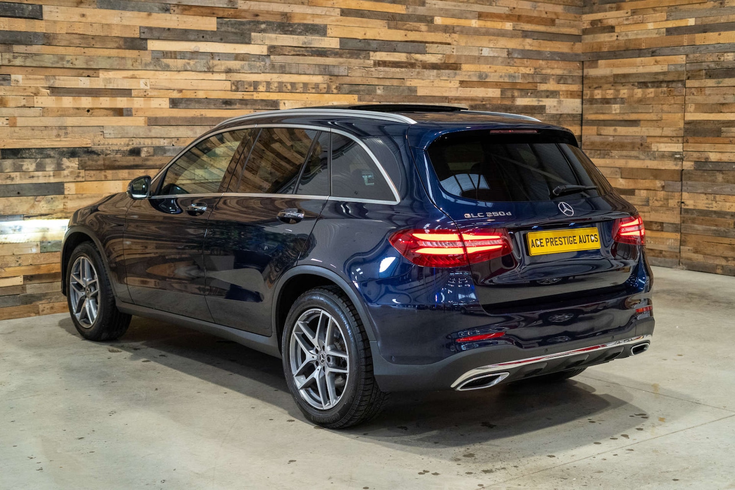 Used Mercedes-Benz GLC 2017 for sale - 76608983: Photo 2