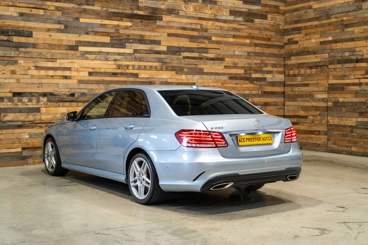 Used Mercedes-Benz E Class 2015 for sale - 76588719: Photo 2