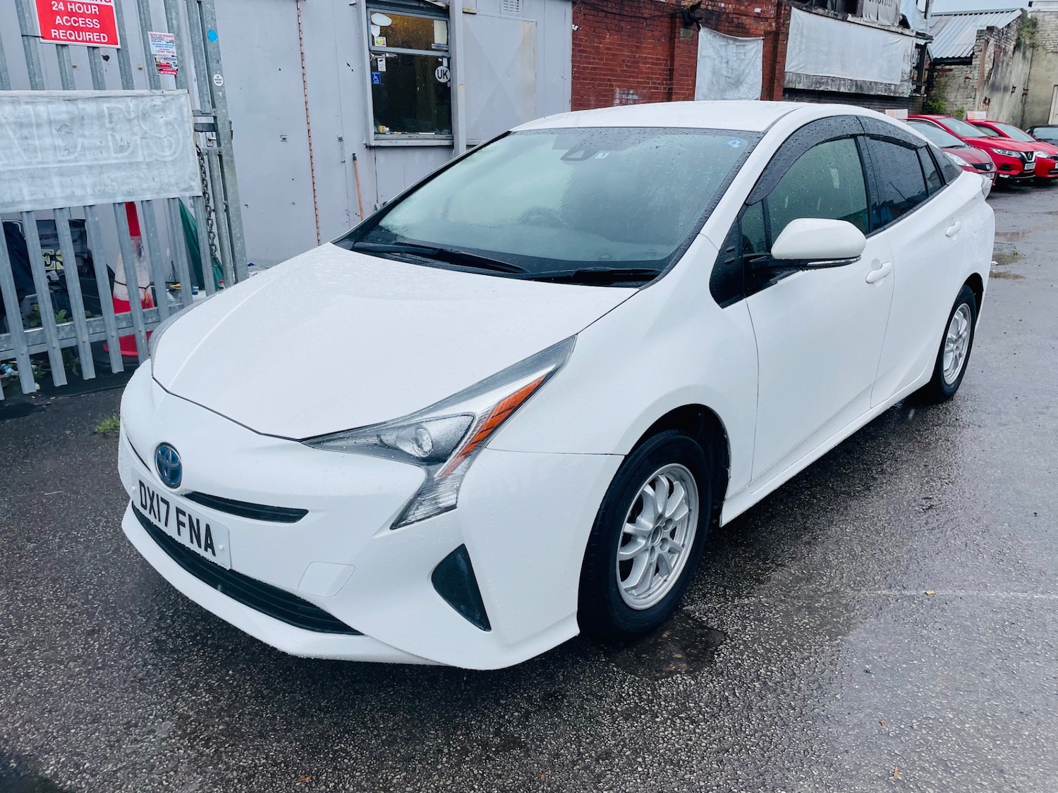 Used Toyota Prius 2017 for sale - 76170885: Photo 2