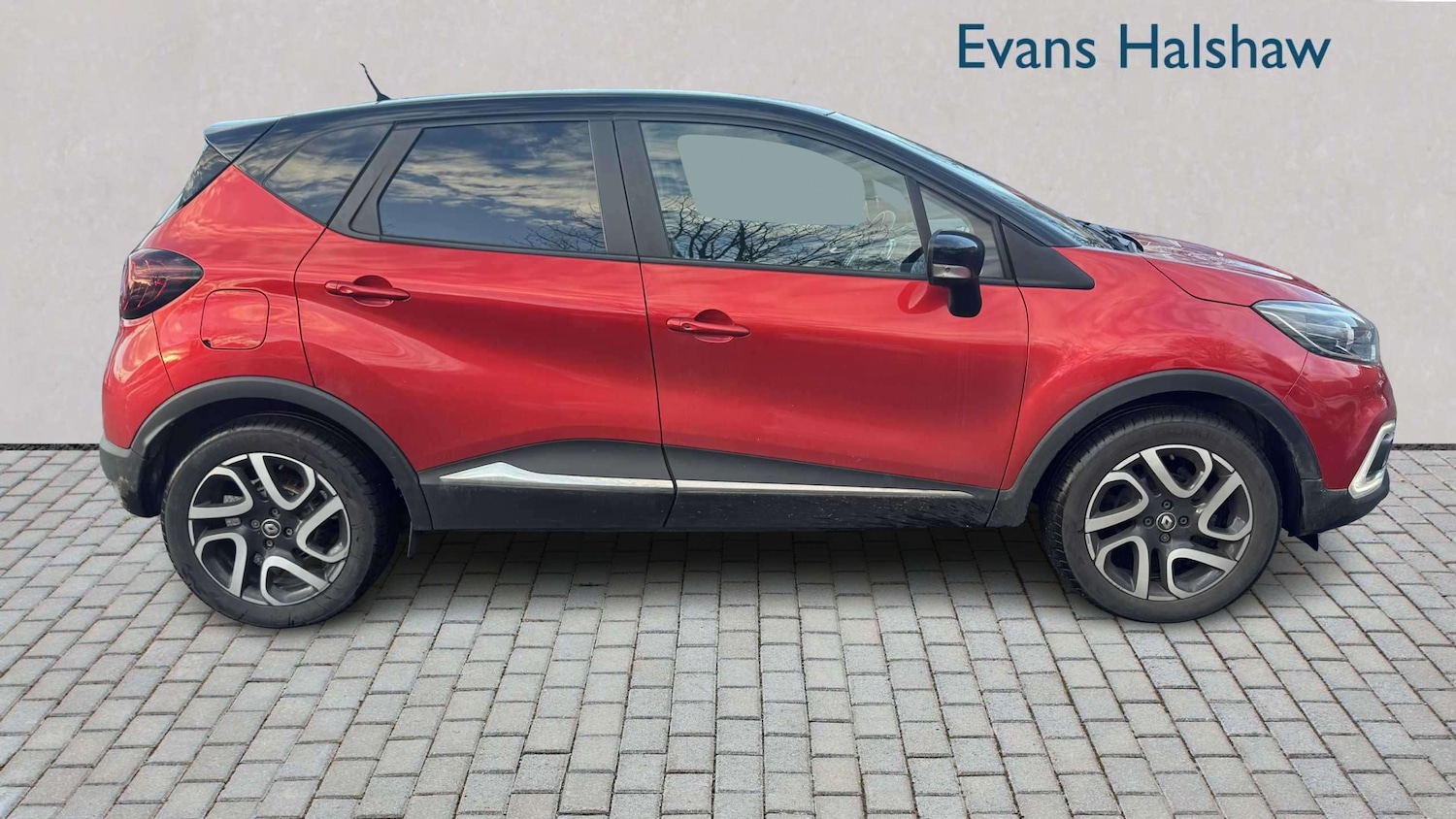 Used Renault Captur for sale - 77962733: Photo 2