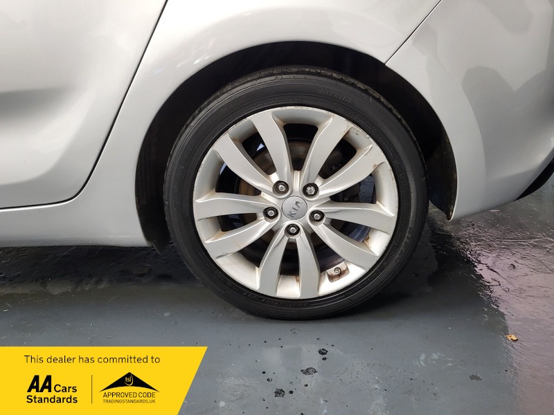 Used Kia Carens 2015 for sale - 76386932: Photo 26