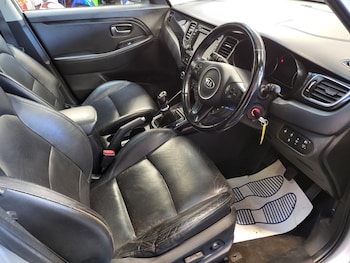 Used Kia Carens 2015 for sale - 76386932: Photo