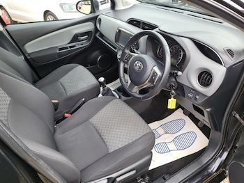 Used Toyota Yaris 2015 for sale - 77720750: Photo