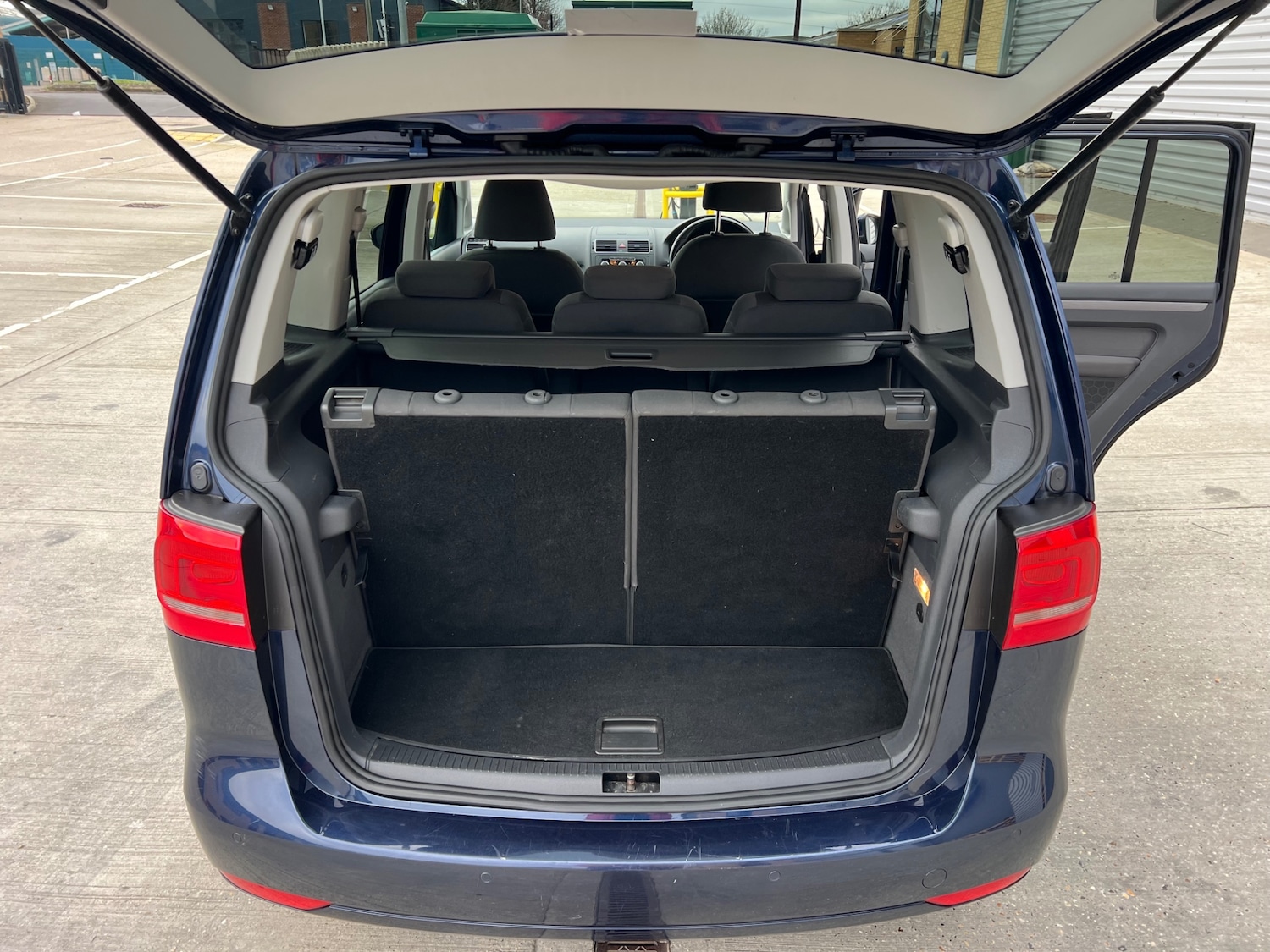 Used Volkswagen Touran 2010 for sale - 77061893: Photo 14