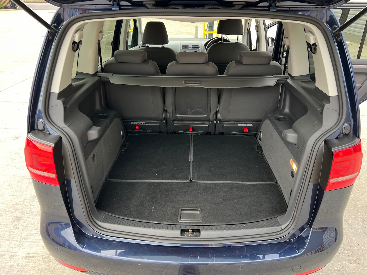 Used Volkswagen Touran 2010 for sale - 77061893: Photo 15