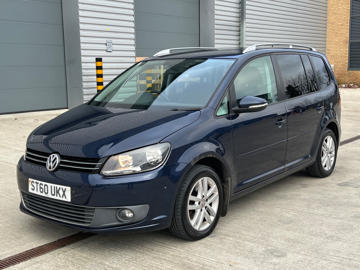 Used Volkswagen Touran 2010 for sale - 77061893: Photo 2
