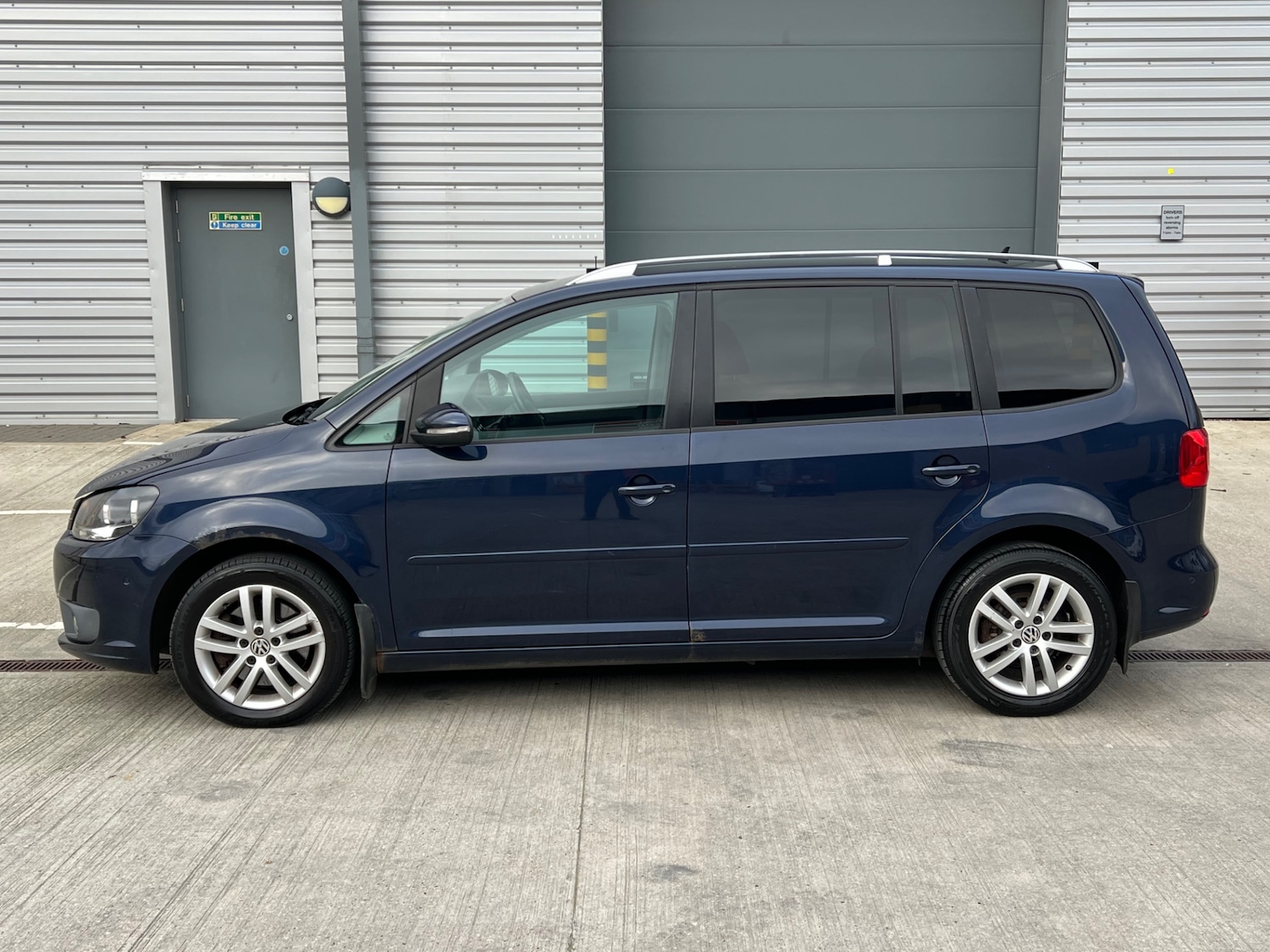 Used Volkswagen Touran 2010 for sale - 77061893: Photo 3