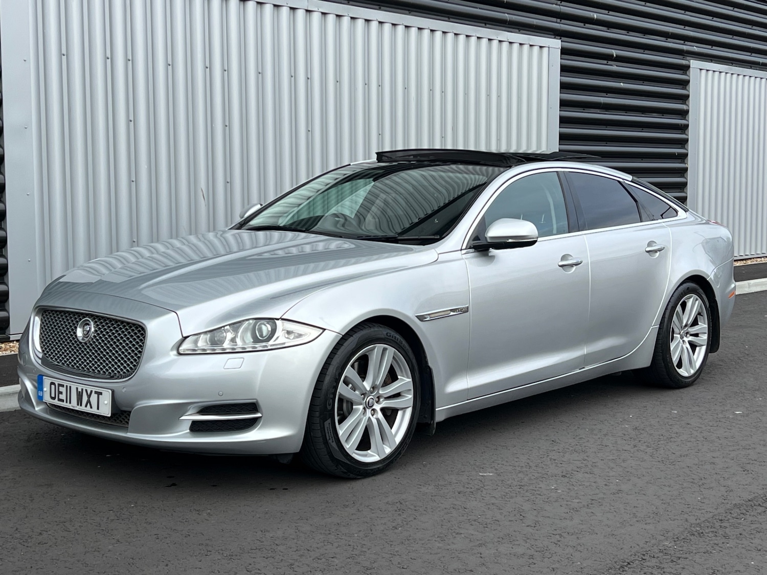 Used Jaguar XJ 2011 for sale - 77732808: Photo 2
