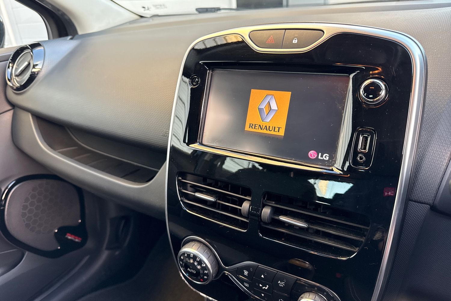 Used Renault Clio 2015 for sale - 76705571: Photo 34