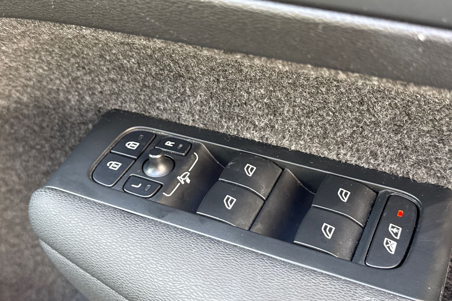 Used Volvo XC40 2023 for sale - 78029327: Photo 40