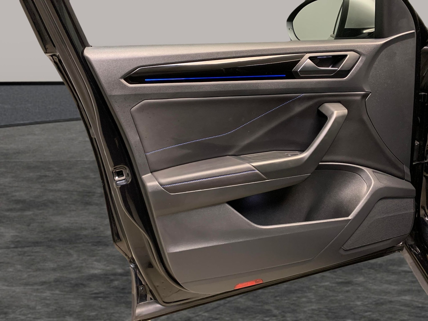 Used Volkswagen T-Roc for sale - 77232727: Photo 24