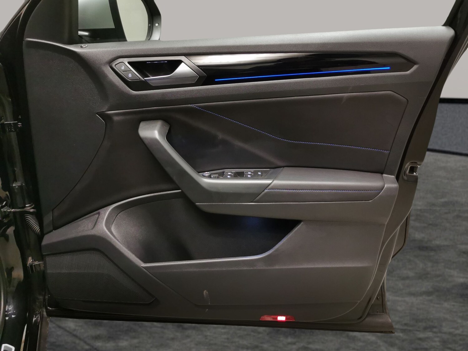 Used Volkswagen T-Roc 2023 for sale - 77347447: Photo 27