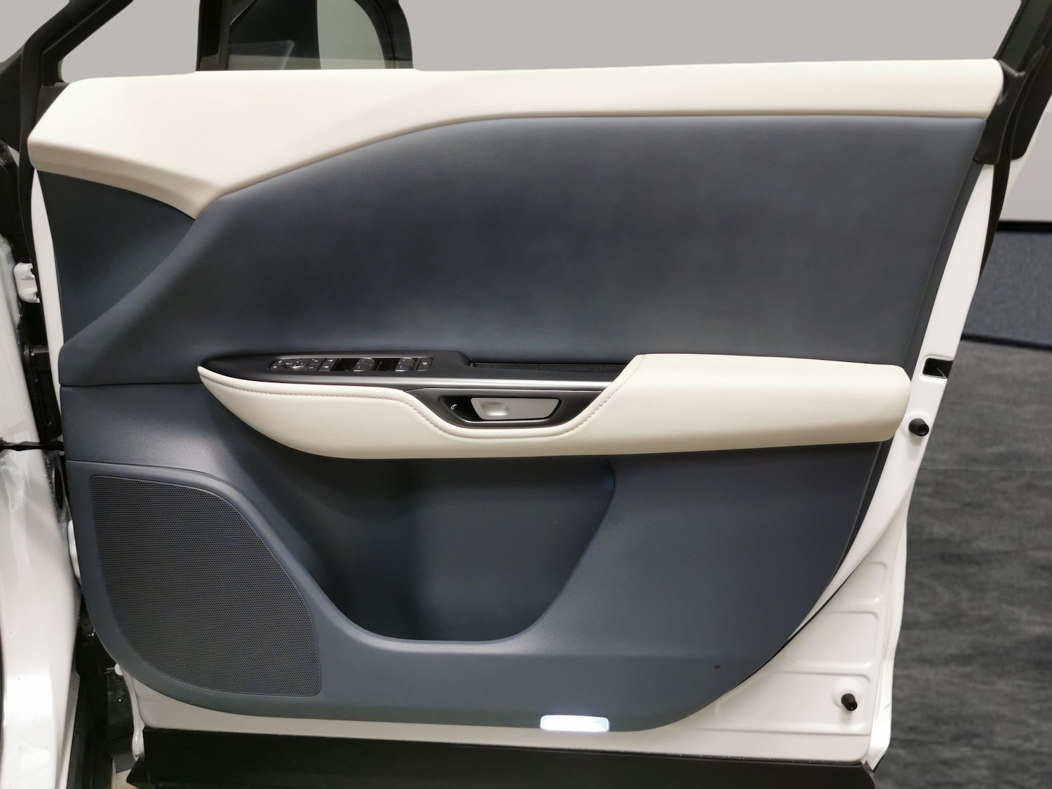 Used Lexus RZ 2024 for sale - 77020077: Photo 32