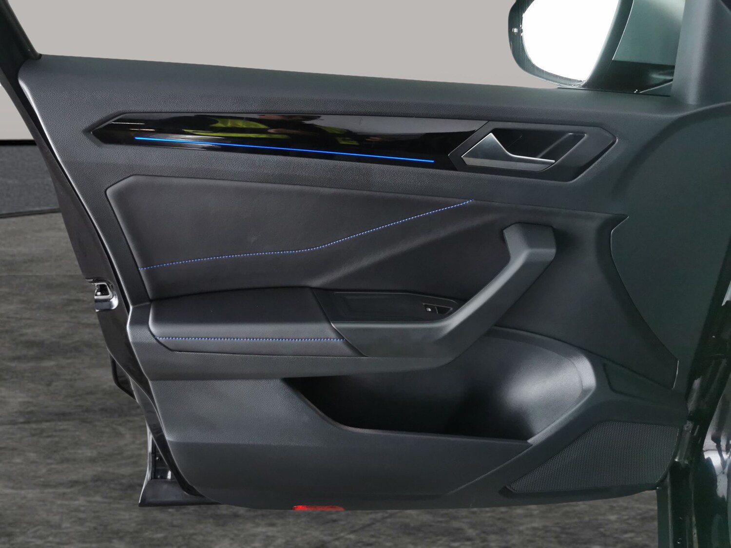 Used Volkswagen T-Roc 2023 for sale - 77360902: Photo 25