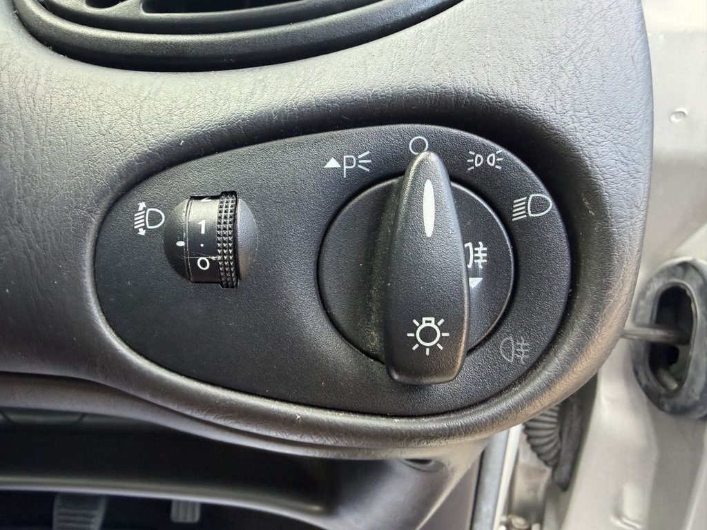 Used Ford Focus 2003 for sale - 76654306: Photo 21