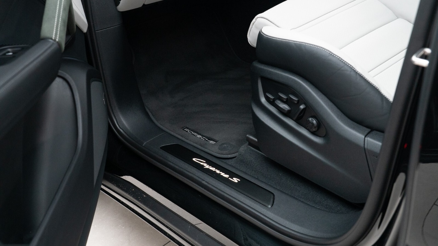 Used Porsche Cayenne 2024 for sale - 76766112: Photo 32