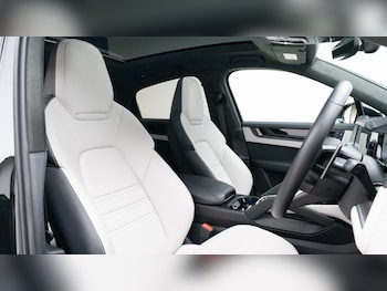 Used Porsche Cayenne 2024 for sale - 76766112: Photo