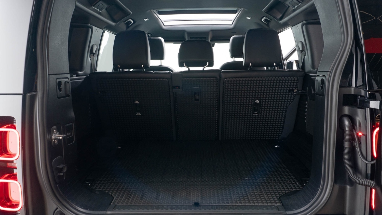 Used Land Rover Defender 2024 for sale - 76709516: Photo 30