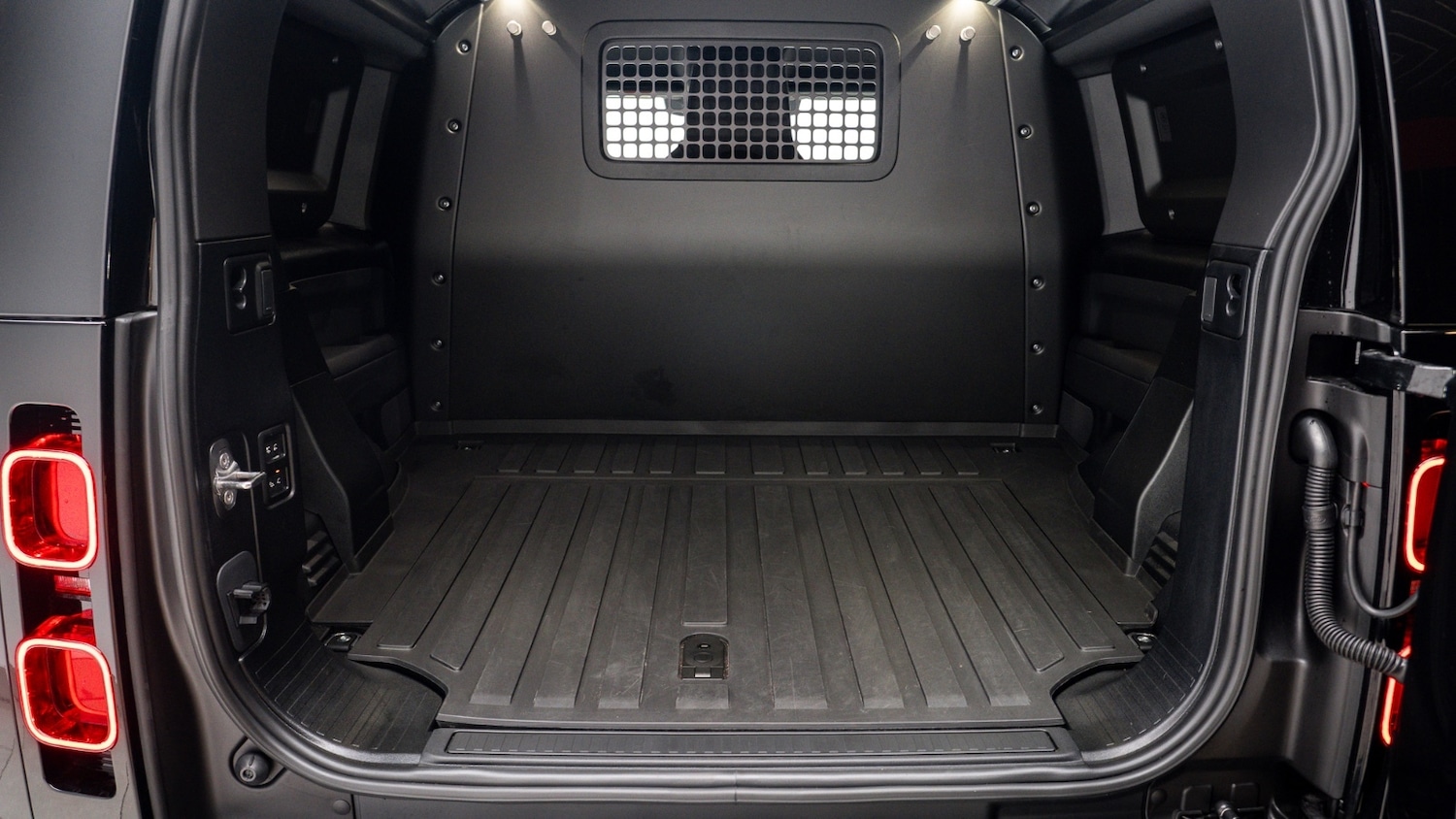 Used Land Rover Defender 2025 for sale - 77885453: Photo 4