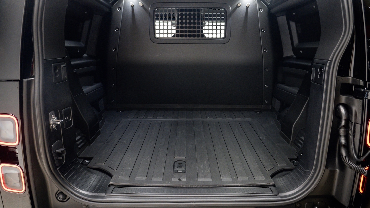 Used Land Rover Defender 2025 for sale - 78165758: Photo 4