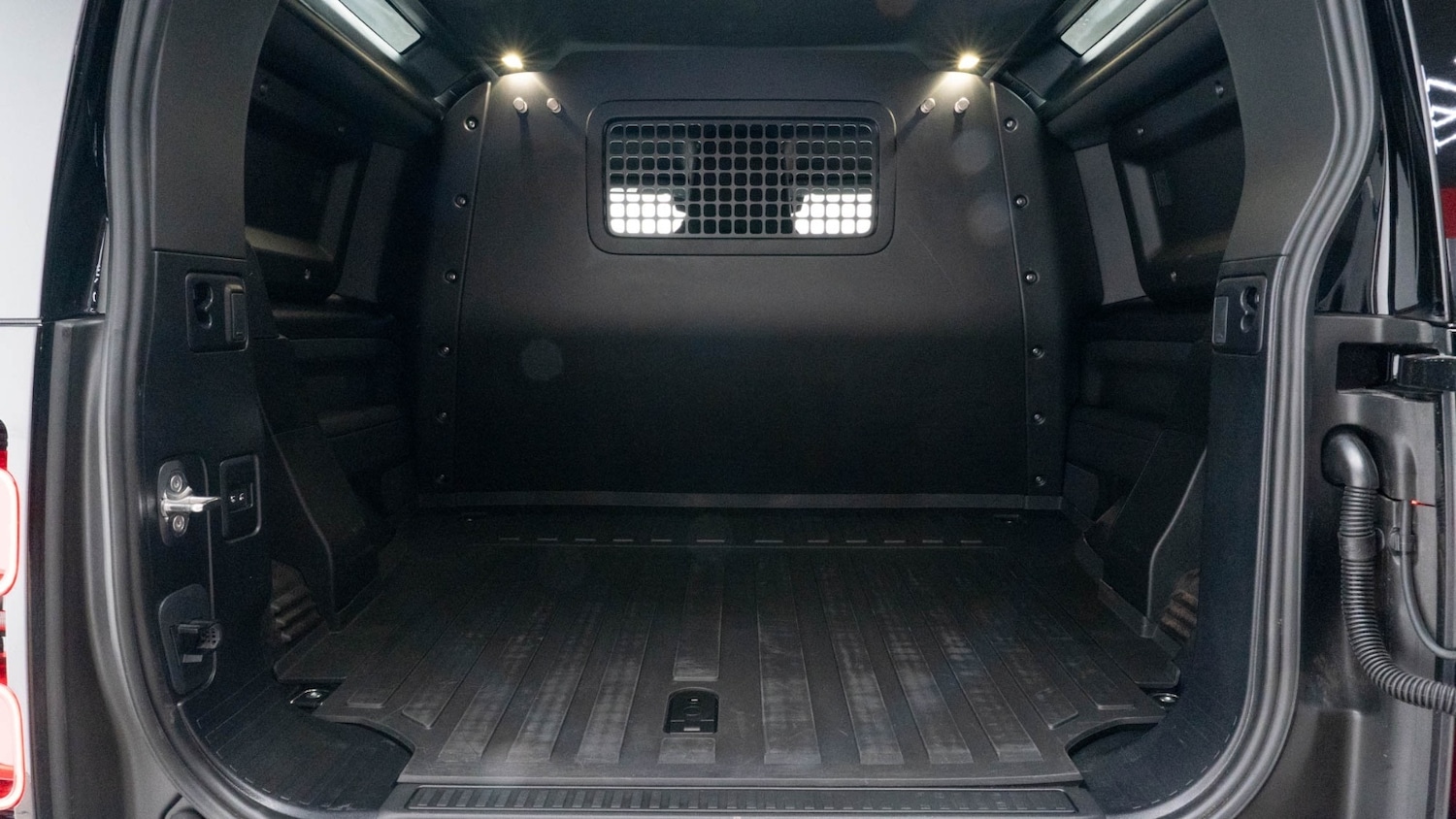 Used Land Rover Defender 2025 for sale - 76647857: Photo 4