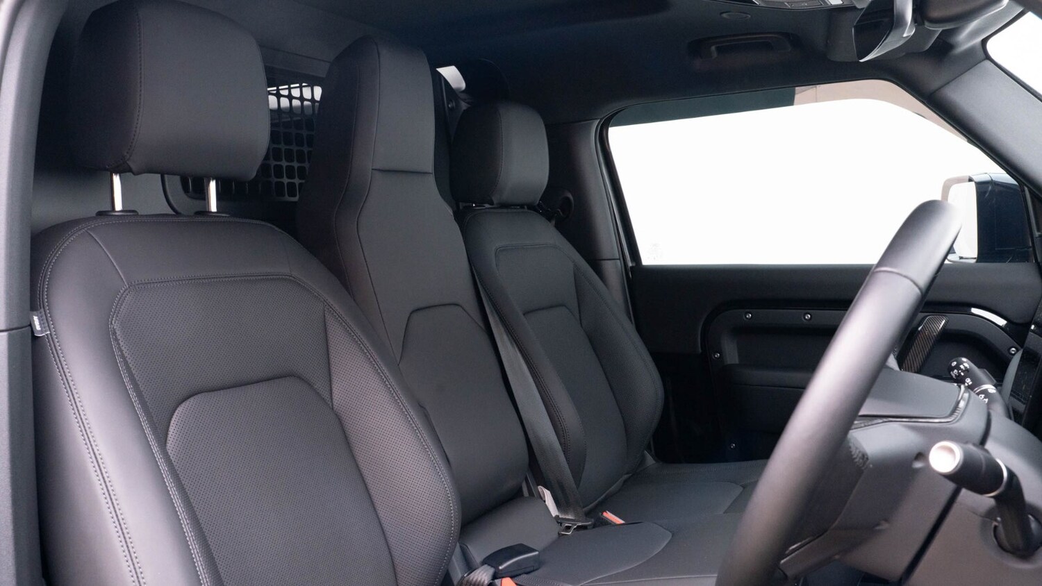 Used Land Rover Defender 2025 for sale - 76366456: Photo 2