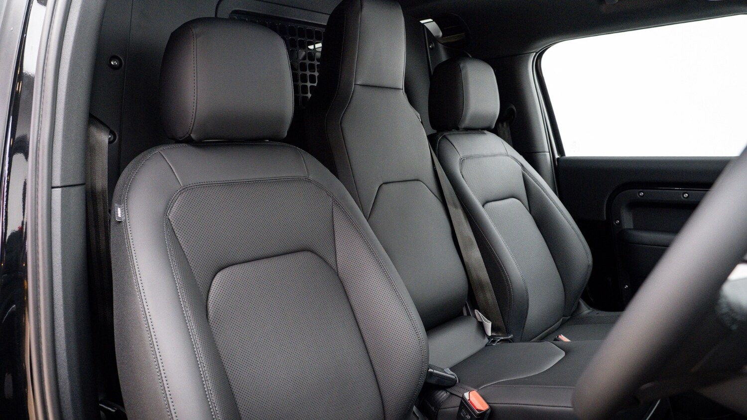 Used Land Rover Defender 2025 for sale - 76907880: Photo 3