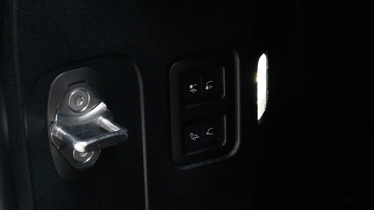 Used Land Rover Defender 2024 for sale - 77685686: Photo 16