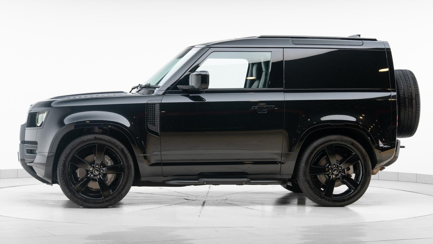 Used Land Rover Defender 2025 for sale - 76750166: Photo 4