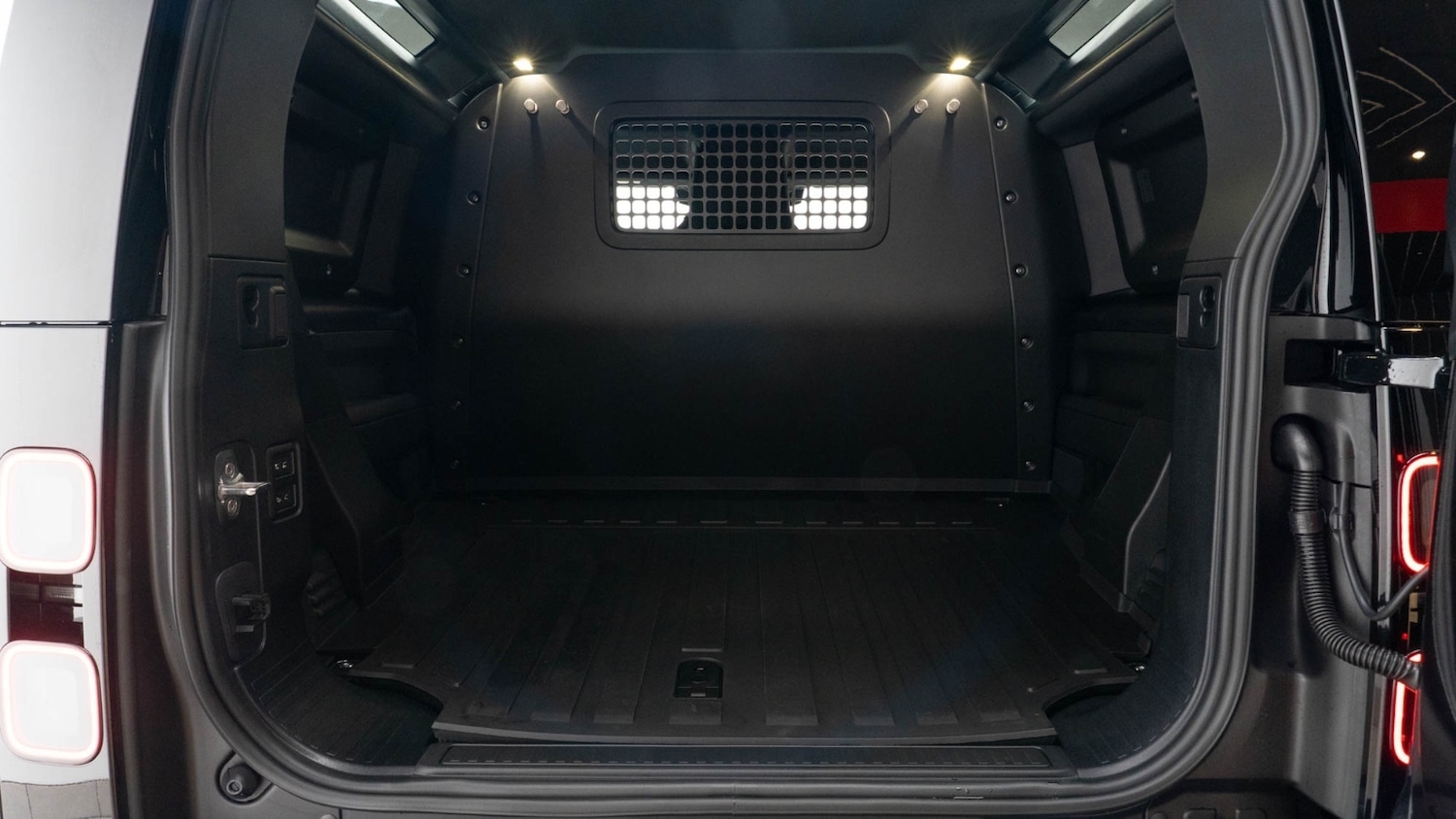 Used Land Rover Defender 2025 for sale - 76709356: Photo 4