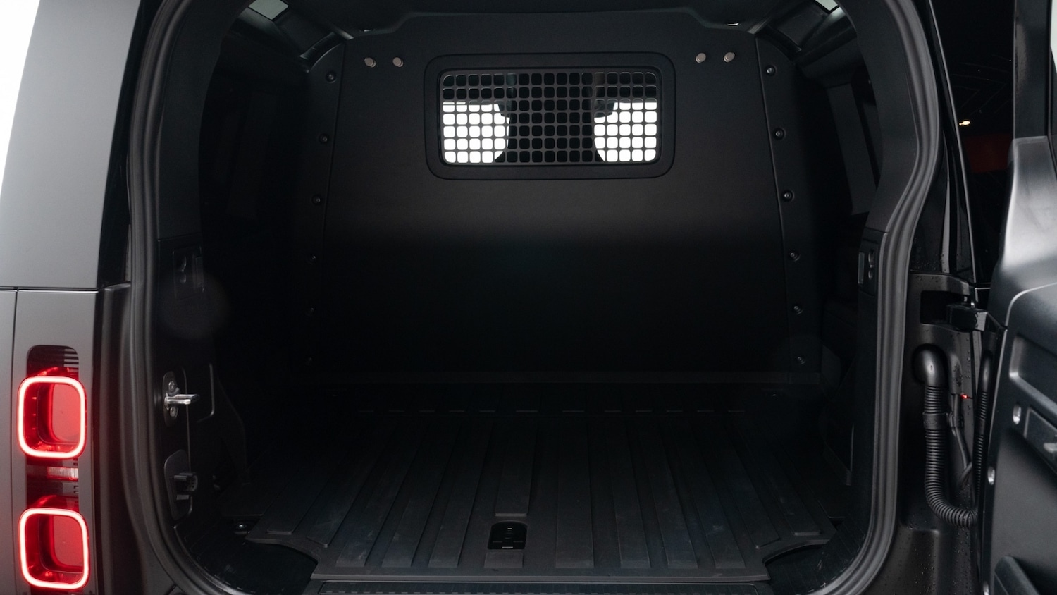 Used Land Rover Defender 2024 for sale - 76684169: Photo 4