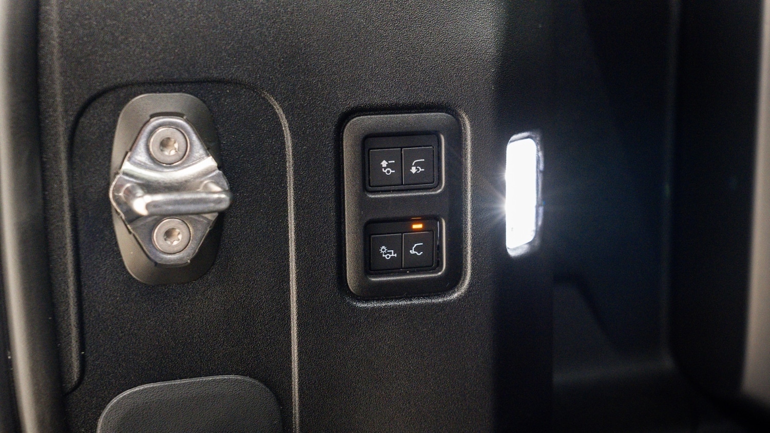 Used Land Rover Defender 2023 for sale - 77745790: Photo 12