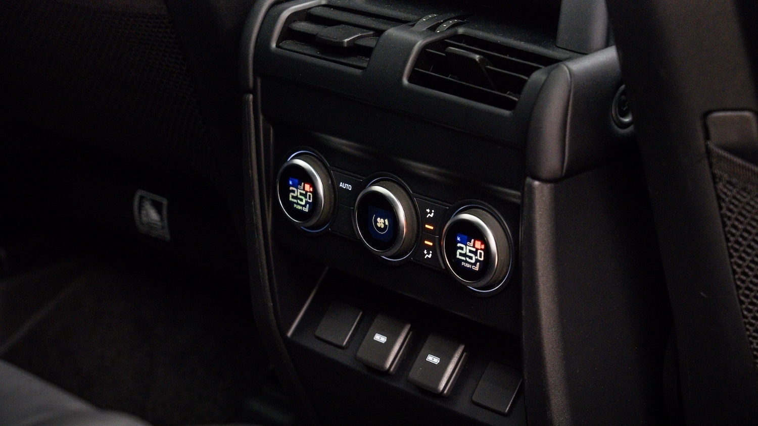 Used Land Rover Defender 2023 for sale - 77745790: Photo 15